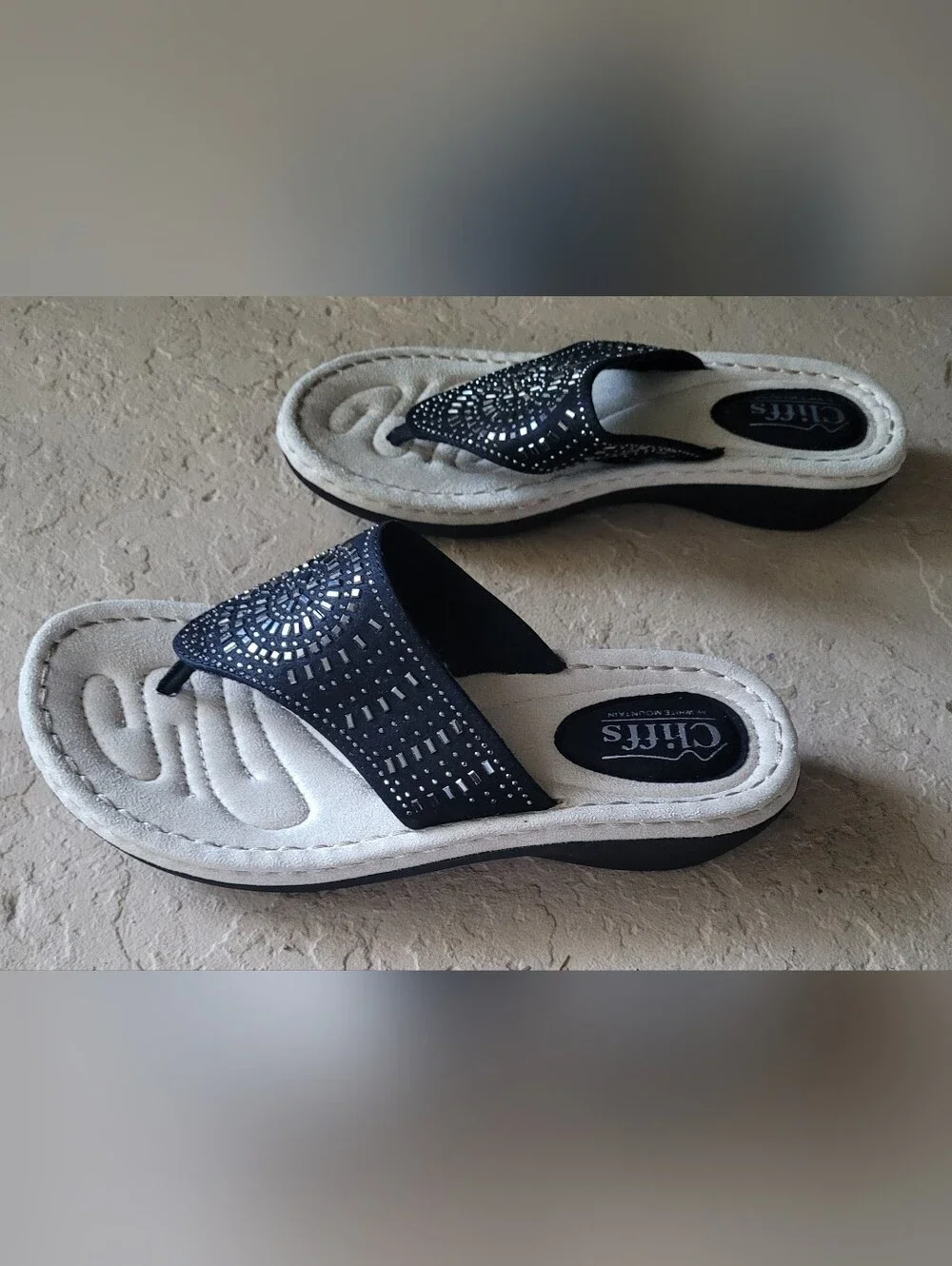 Size 8 M Cliffs by White Mountain Cienna Thong Black Fabric Women Sandals